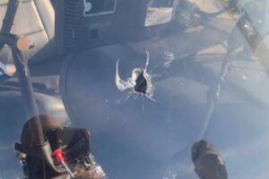 O piloto de helicóptero Darlan da Silva Santana, que comandava a aeronave da Record TV foi atingido no joelho direito por uma bala - Piloto de helicóptero da Record TV é baleado ao sobrevoar comunidade no Rio