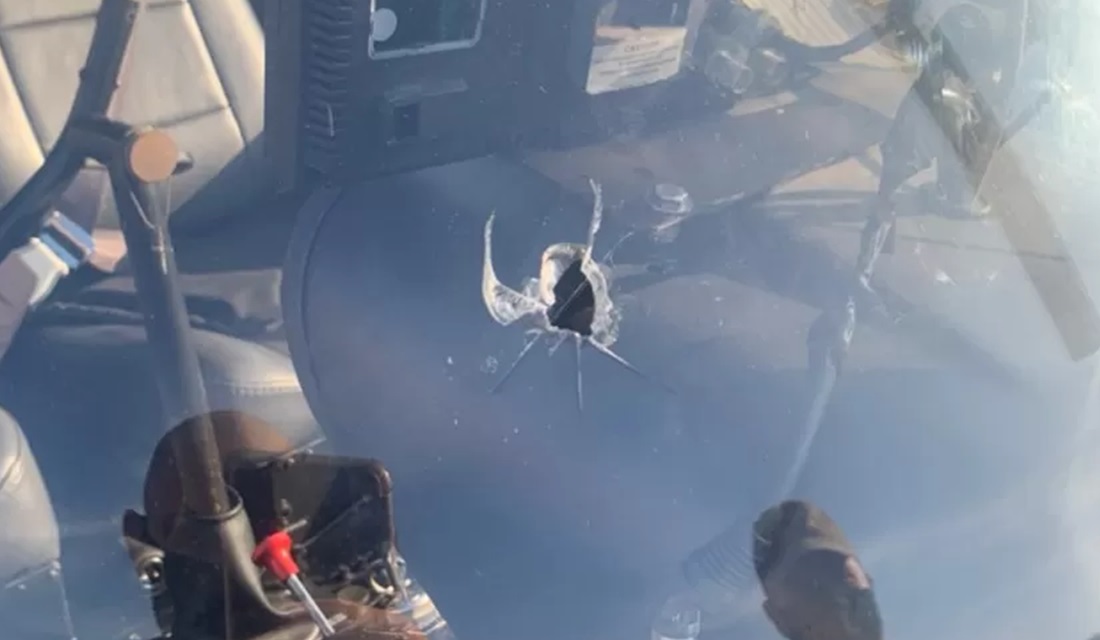 O piloto de helicóptero Darlan da Silva Santana, que comandava a aeronave da Record TV foi atingido no joelho direito por uma bala - Piloto de helicóptero da Record TV é baleado ao sobrevoar comunidade no Rio