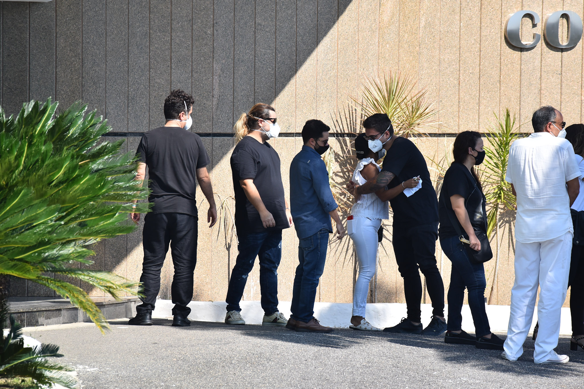 Paulo Gustavo é velado em cerimônia restrita a familiares e amigos; fotos