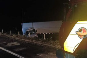 Caminhão sai da pista e bate em poste, na zona rural de Morrinhos