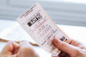 Americana diz que perdeu prêmio de R$ 140 mi após lavar calça com bilhete