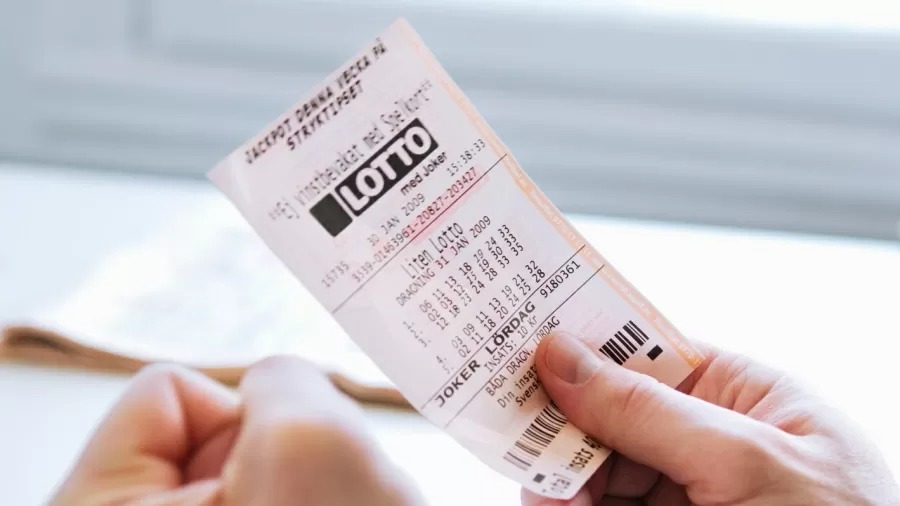 Americana diz que perdeu prêmio de R$ 140 mi após lavar calça com bilhete