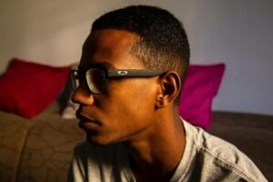 Justiça anula condenação de prisão de jovem negro com nome igual ao de suspeito branco