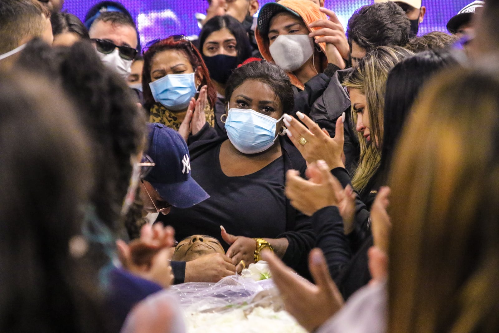 Jojo Todynho comparece ao velório de Mc Kevin; fotos