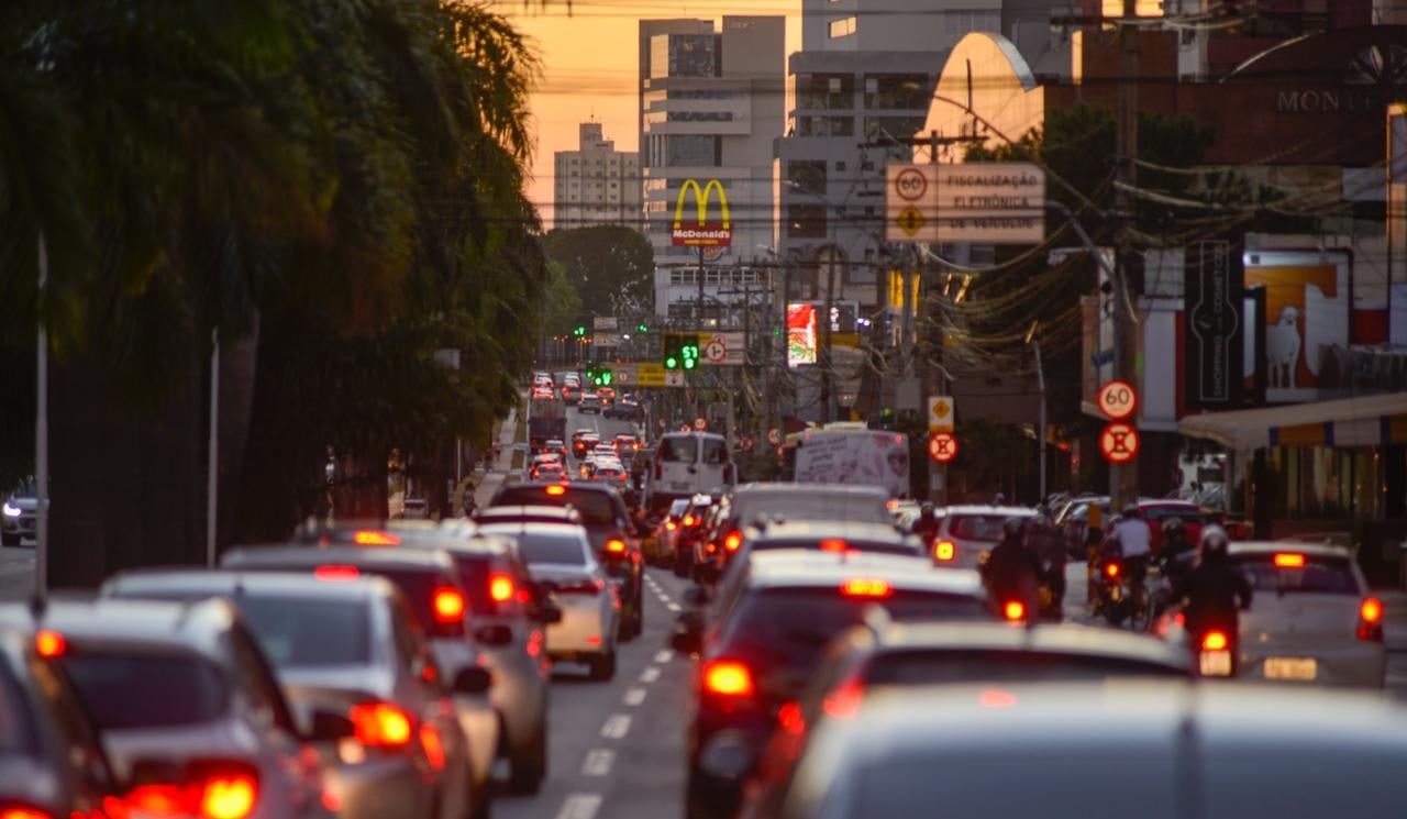 Secretaria de Mobilidade dá início a teste de semáforos inteligentes com câmeras em Goiânia