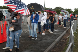 Pessoas fazem fila para tomar vacina contra o coronavírus em Miami (Foto: Getty Images)