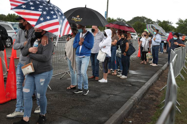 Pessoas fazem fila para tomar vacina contra o coronavírus em Miami (Foto: Getty Images)