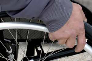 Mesmo previstos, cadastrados no BPC estão fora de formulário pra vacinação em Goiânia