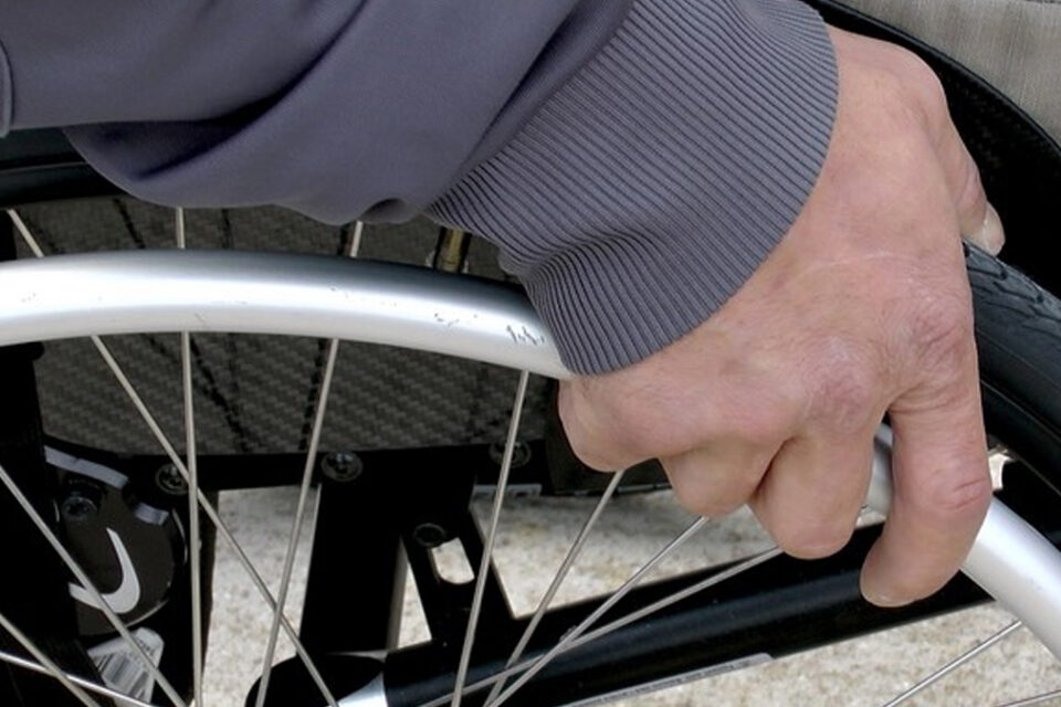 Mesmo previstos, cadastrados no BPC estão fora de formulário pra vacinação em Goiânia