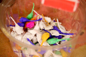 Homem estoura bombinhas na porta de igreja e é contido por fiéis, em Anápolis (Foto ilustrativa: Reprodução/Pinterest)