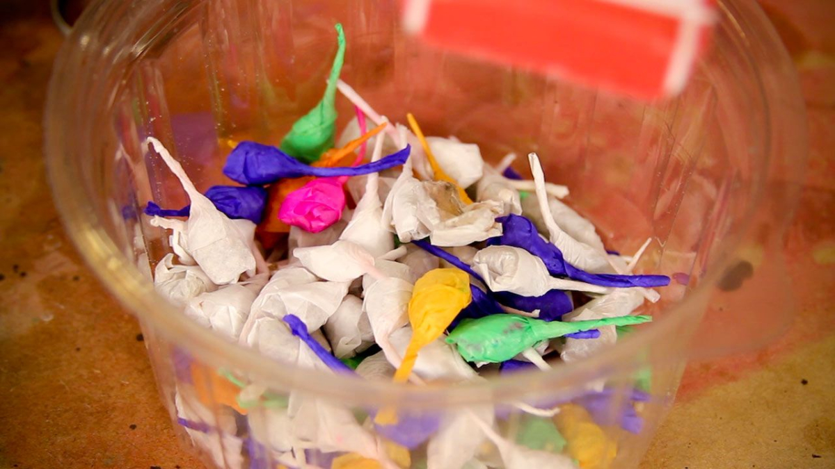 Homem estoura bombinhas na porta de igreja e é contido por fiéis, em Anápolis (Foto ilustrativa: Reprodução/Pinterest)