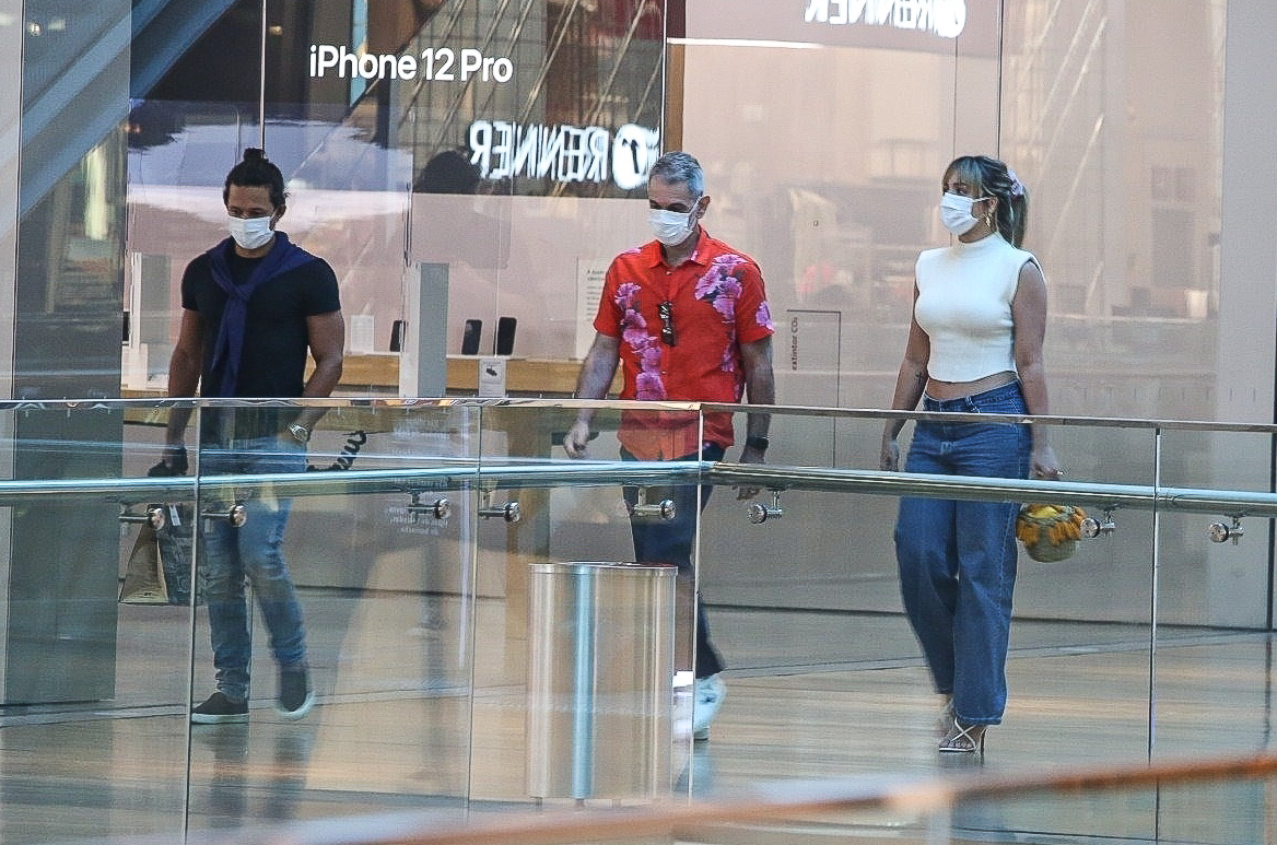 Rafa Kalimann é fotografa passeando em shopping no Rio; confira