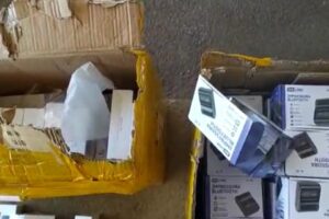 A Polícia Rodoviária Federal (PRF) apreendeu nesta quarta-feira (12) R$ 70 mil em celulares e impressoras portáteis via bluetooth sem notas fiscais na BR-153, em Porangatu, no extremo norte de Goiás. Os eletrônicos, que vieram de São Paulo, estavam no bagageiro de um ônibus de turismo. - PRF apreende R$ 70 mil em mercadorias sem nota fiscal na BR-153, em Porangatu