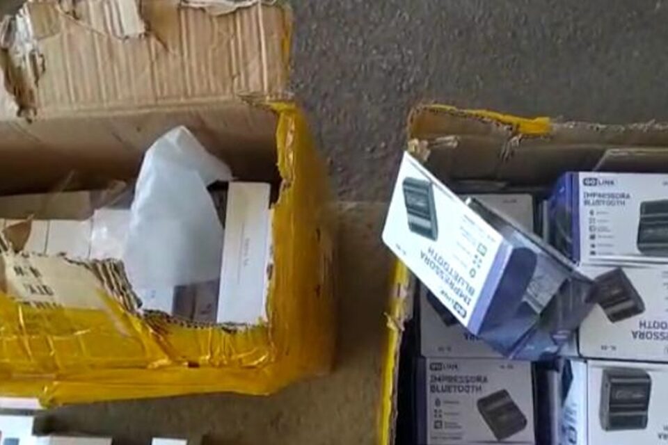 A Polícia Rodoviária Federal (PRF) apreendeu nesta quarta-feira (12) R$ 70 mil em celulares e impressoras portáteis via bluetooth sem notas fiscais na BR-153, em Porangatu, no extremo norte de Goiás. Os eletrônicos, que vieram de São Paulo, estavam no bagageiro de um ônibus de turismo. - PRF apreende R$ 70 mil em mercadorias sem nota fiscal na BR-153, em Porangatu