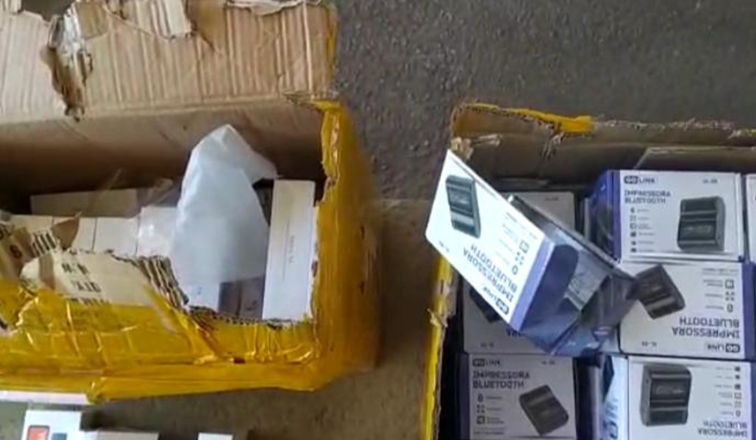 A Polícia Rodoviária Federal (PRF) apreendeu nesta quarta-feira (12) R$ 70 mil em celulares e impressoras portáteis via bluetooth sem notas fiscais na BR-153, em Porangatu, no extremo norte de Goiás. Os eletrônicos, que vieram de São Paulo, estavam no bagageiro de um ônibus de turismo. - PRF apreende R$ 70 mil em mercadorias sem nota fiscal na BR-153, em Porangatu