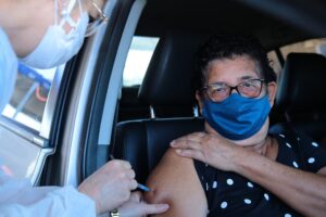 Ainda há vagas para vacinação de pessoas com 57 anos em Goiânia, neste sábado