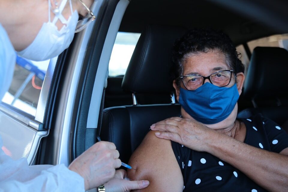 Ainda há vagas para vacinação de pessoas com 57 anos em Goiânia, neste sábado