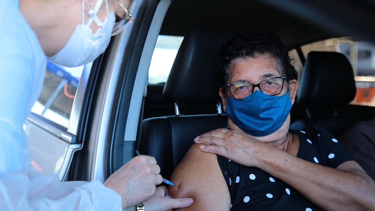 Ainda há vagas para vacinação de pessoas com 57 anos em Goiânia, neste sábado