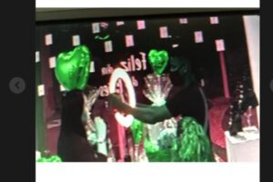 Uma loja de sapatos no bairro do Gonzaga, em Santos, no litoral de São Paulo, foi assaltada durante uma live na quinta-feira (6). A dona Dona de loja de sapatos em Santos (SP) é assaltada durante live; veja