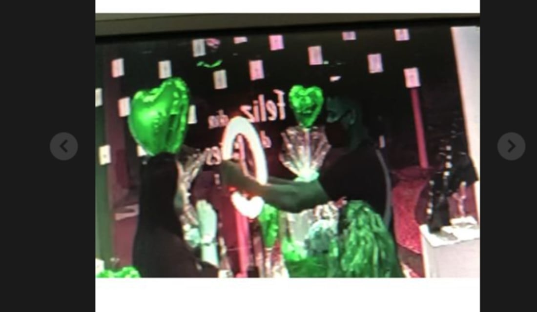 Uma loja de sapatos no bairro do Gonzaga, em Santos, no litoral de São Paulo, foi assaltada durante uma live na quinta-feira (6). A dona Dona de loja de sapatos em Santos (SP) é assaltada durante live; veja