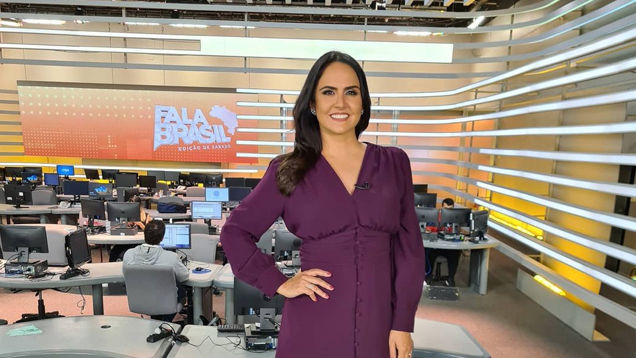 Carla Cecato é demitida da Record TV por e-mail após 16 anos na emissora