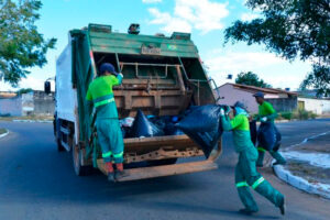 Coleta de resíduos domésticos em Aparecida (Foto: Claudivino Antunes/SecomAparecida)