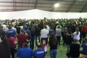 Velório de vítimas de ataque a escola reúne cerca de 1,5 mil pessoas em SC