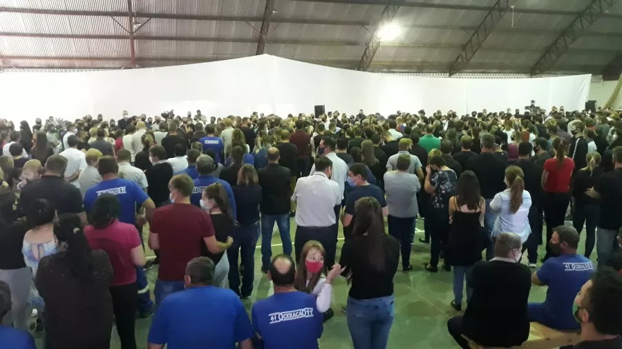 Velório de vítimas de ataque a escola reúne cerca de 1,5 mil pessoas em SC