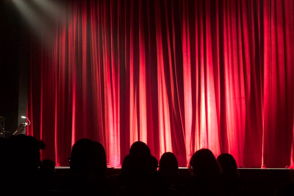 Teatro em Casa apresenta pré-estreia do espetáculo ((Parênteses))