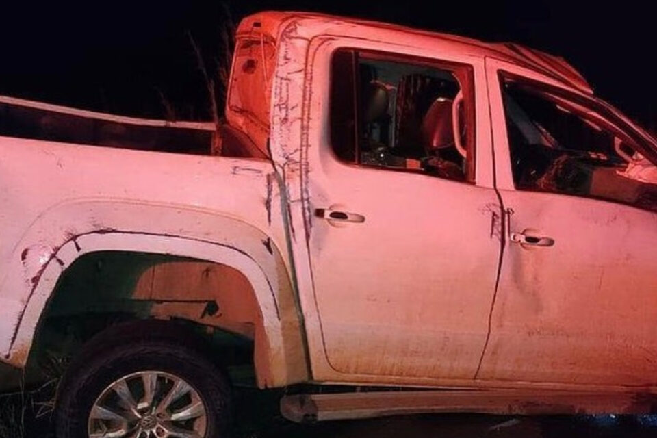 Um homem de 37 anos morreu após ser arremessado da caminhonete que dirigia, na BR-060. A vítima perdeu o controle da direção e capotou