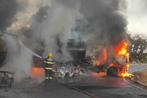 Uma colisão entre um caminhão e um carro de passeio deixou uma vítima fatal nesta sexta-feira (28), no trevo da GO-164, entre São Luís - Colisão deixa um vítima fatal na GO-164, entre São Luís e Sanclerlândia