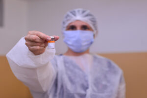 Vacinas mantêm eficácia alta contra variante indiana, dizem estudos