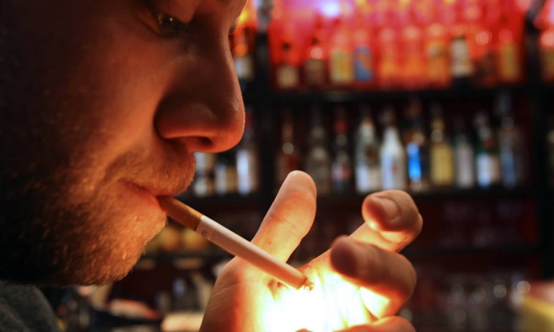 Levantamento da Universidade de Washington com fumantes de ambos os sexos mostra que quase 90% se tornam viciados antes dos 25 anos