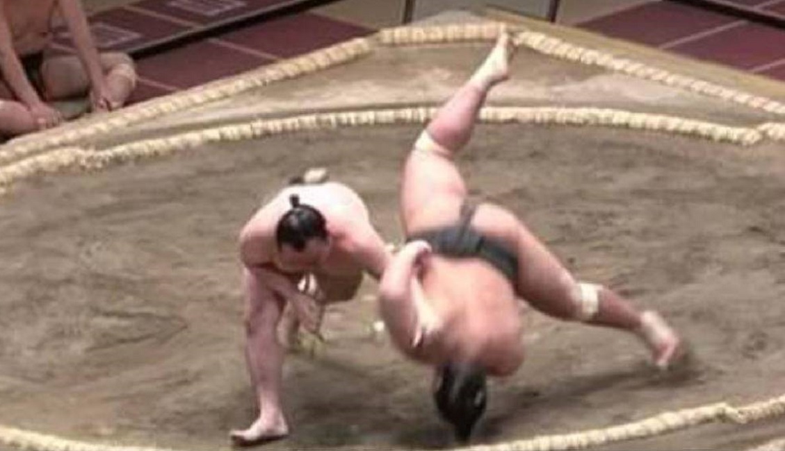 Vídeo mostra queda que levou lutador de sumô à morte; assista