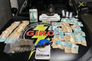 Um homem foi preso suspeito de tráfico de drogas em um apartamento de alto padrão no Setor Central, em Goiânia. (Foto: divulgação/PM)