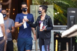 Bruna Marquezine e Enzo Celulari deixam academia de luxo juntos; fotos