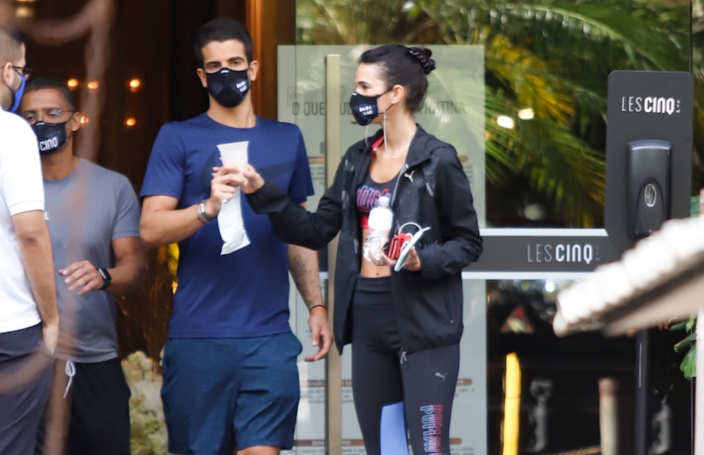 Bruna Marquezine e Enzo Celulari deixam academia de luxo juntos; fotos