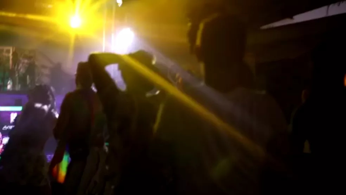 Centenas de pessoas estavam sem máscara e em pista de dança, se aglomerando 