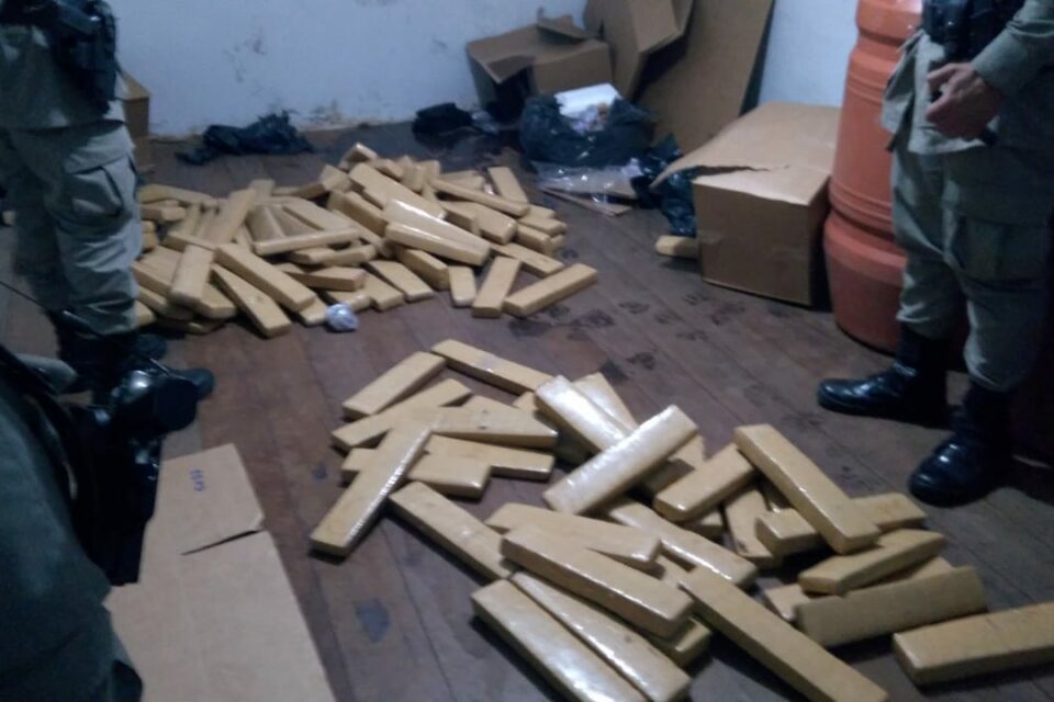 Nas ações, foram apreendidas porções de cocaína, crack, e mais de 100 quilos de maconha