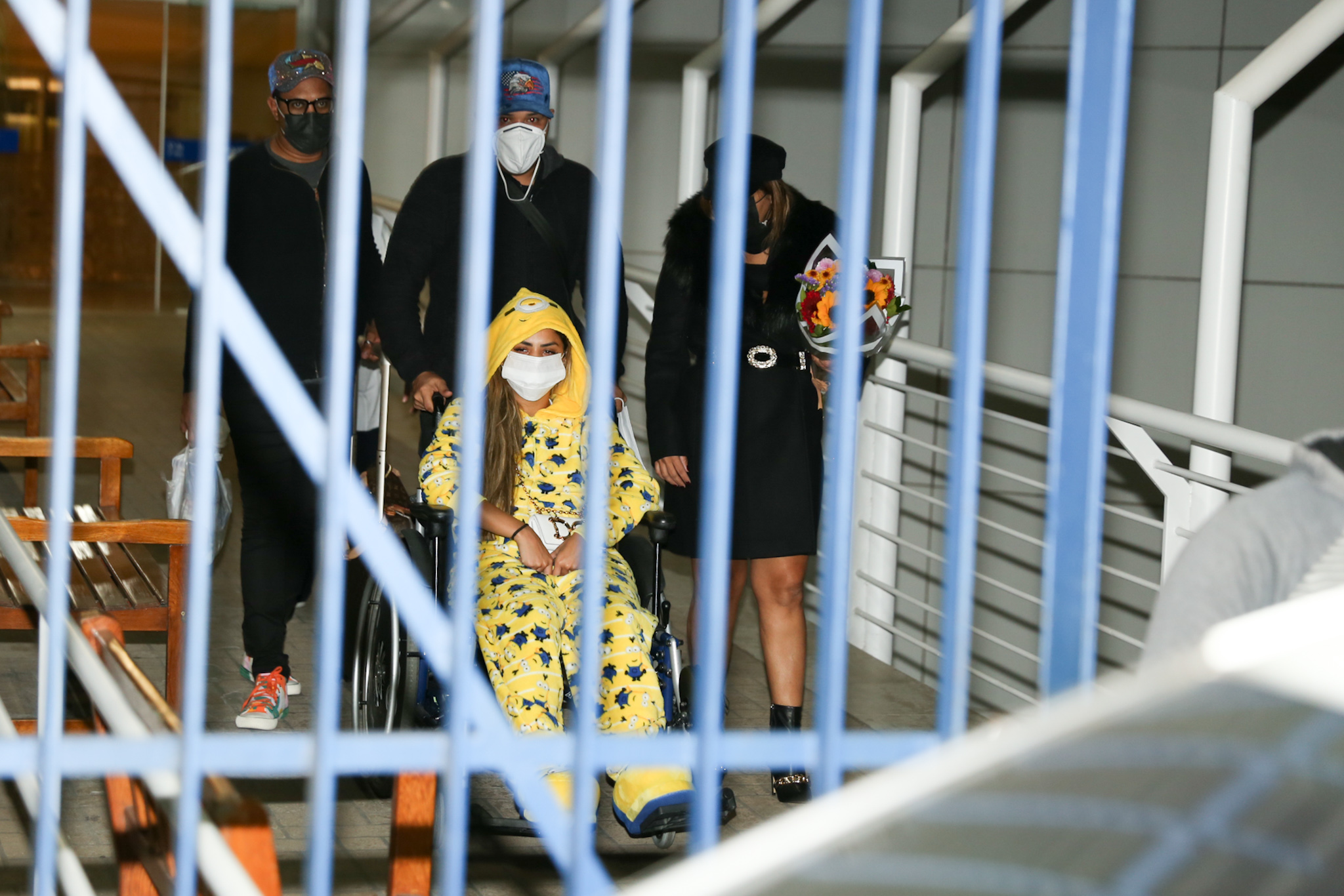 Lexa é fotografa saindo de hospital após cirurgia de emergência