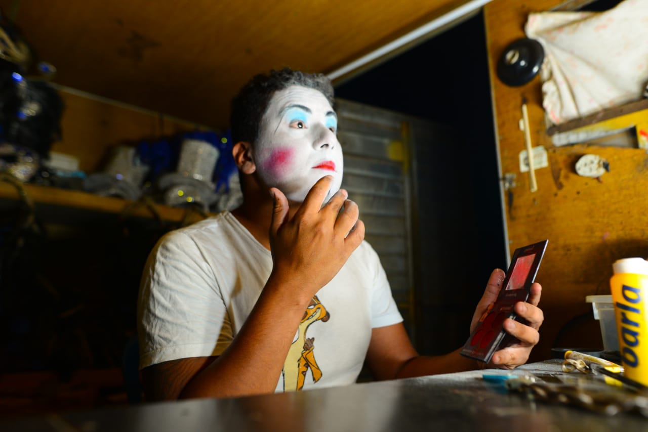 Artistas de circo retomam atividades em meio a futuro incerto