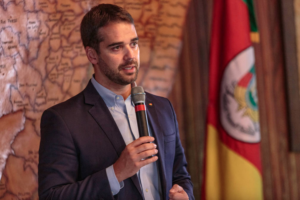 Governador Eduardo Leite em reunião com tucanos que lançaram sua candidatura ao Planalto - Gustavo Mansur - 11.fev.21/Divulgação Palácio Piratini