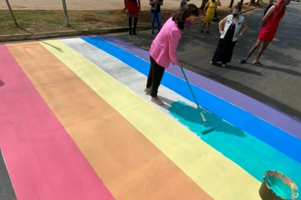 faixa-de-pedestre-homenagem-dia-contra-lgbtfobia-768×1026(1)