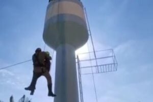 O Corpo de Bombeiros Militar resgatou, nesta quinta-feira (20), um homem de 42 anos que desmaiou enquanto pintava a parte interna de uma caixa d'água vazia de oito metro de altura. O caso aconteceu no setor Mansões das Águas Quentes, em Caldas Novas. - O Corpo de Bombeiros resgatou um homem de 42 anos que desmaiou enquanto pintava a parte interna de uma caixa d'água em Caldas Novas - Bombeiros resgatam homem que desmaiou dentro de caixa d'água de 8 metros em Caldas Novas