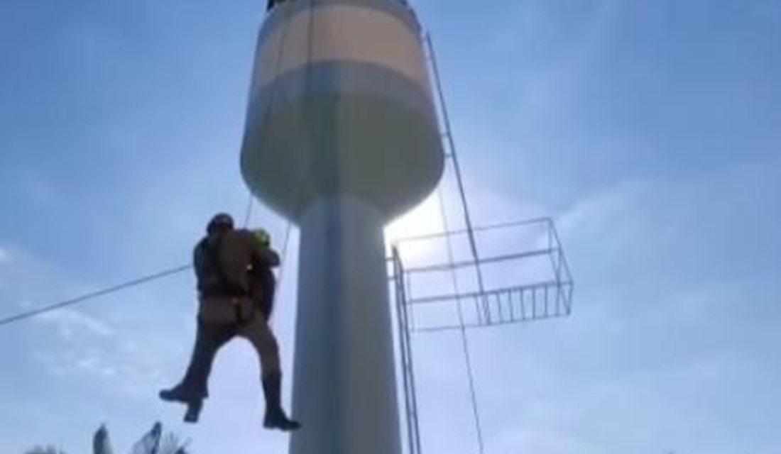 O Corpo de Bombeiros Militar resgatou, nesta quinta-feira (20), um homem de 42 anos que desmaiou enquanto pintava a parte interna de uma caixa d'água vazia de oito metro de altura. O caso aconteceu no setor Mansões das Águas Quentes, em Caldas Novas. - O Corpo de Bombeiros resgatou um homem de 42 anos que desmaiou enquanto pintava a parte interna de uma caixa d'água em Caldas Novas - Bombeiros resgatam homem que desmaiou dentro de caixa d'água de 8 metros em Caldas Novas