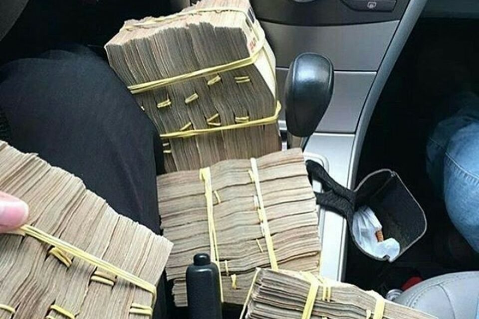 Animal começou a cavar o quintal assim que os agentes chegaram na residência. Cachorro ficou sob cuidados dos policiais