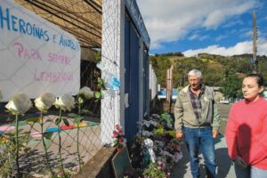 Ailton Biazebetti e a filha Aline Biazebetti, vizinhos da escola, ajudaram a salvar uma criança levando-a para o hospital (Foto: Edilson Dantas/ reprodução/O Globo)