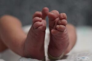 Pai vende filha recém-nascida em grupo de rede social para comprar celular na Bolívia