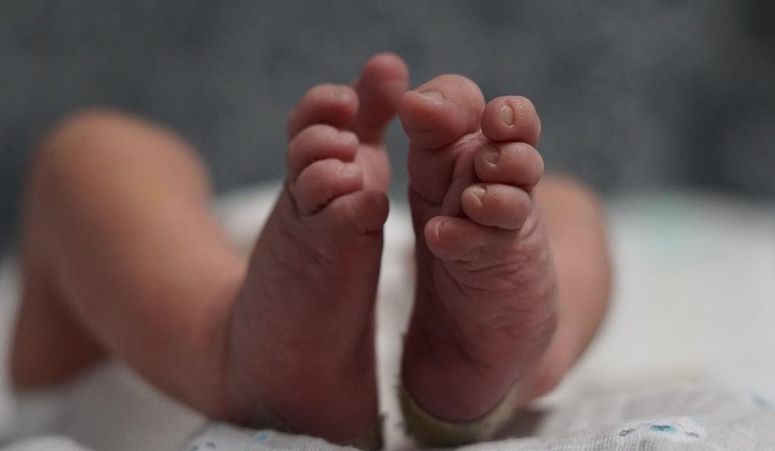 Pai vende filha recém-nascida em grupo de rede social para comprar celular na Bolívia