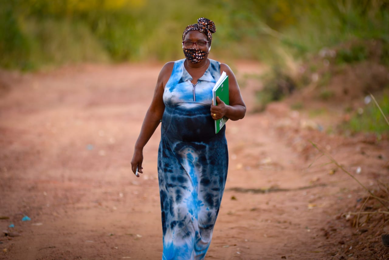 Lúcia Quilombola faz o deslocamento a pé para tentar garantir vacinação para seu povo (Foto: Jucimar de Sousa)